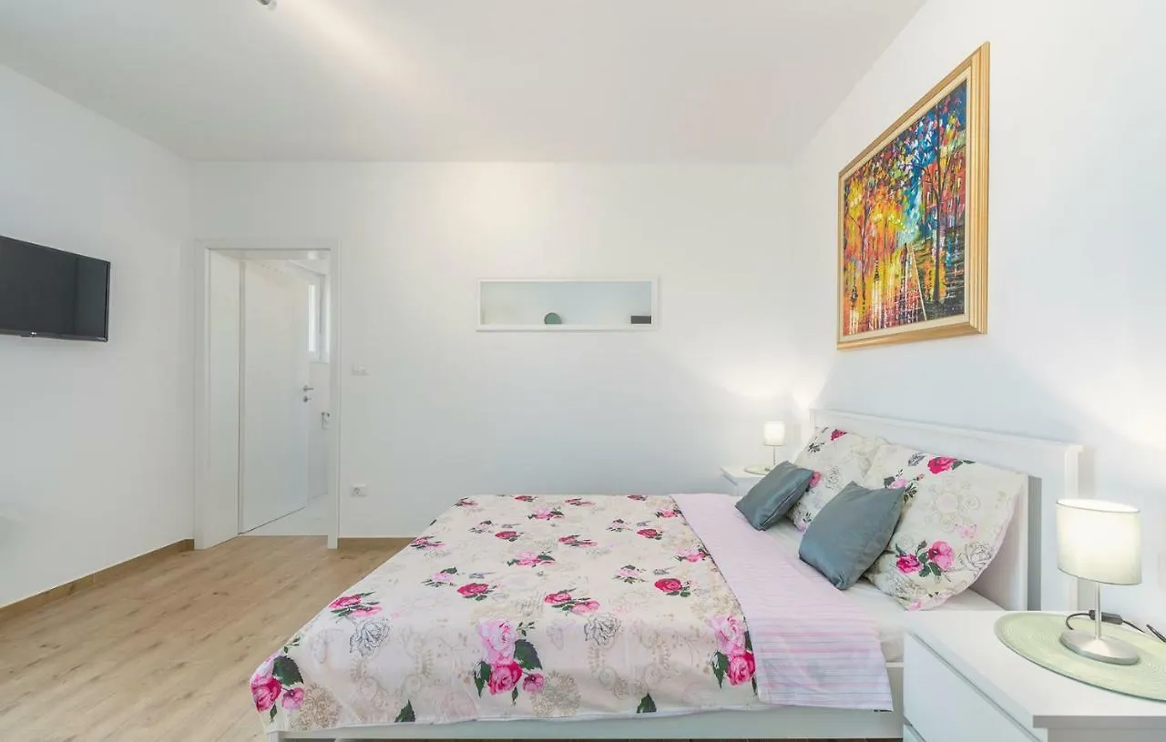 Apartment Complex Jelena فونتانا 3*,